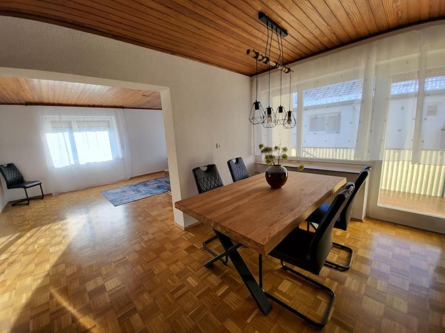Zentrale, Helle Ferienwohnung Crailsheim Luaran gambar